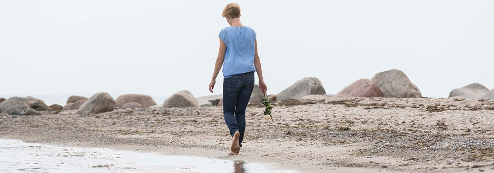 Trauernde am Strand